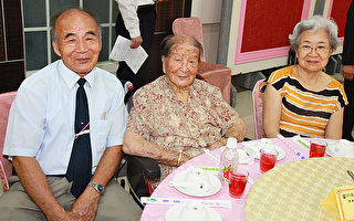 107岁人瑞赖何吉女士在会场愉快用餐（摄影：廖平风／大纪元）