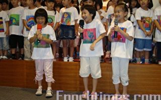 三位小學一年級的小畫家蕭名妤（左）、潘芊羽（中）、陳語萱（右）在兒童繪畫聯展開幕儀式中，代表致詞的精彩畫面。（攝影：蔡上海／大紀元）
