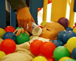 2010年4月17日，北京一名婴儿正被喂食牛奶。（GOU YIGE/AFP/Getty Images）