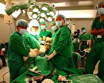整形外科的尹择林教授是人工髋关节置换手术的世界权威之一。他获得的美国专利“最小部位切口人工髋关节手术法”得到了世界医疗界专家们的承认。（摄影：全宇/大纪元）