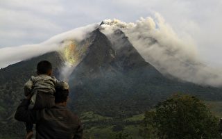 沉睡400年 印尼火山爆发 万余人疏散