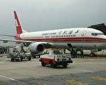 8月30日中午12時左右，一架飛往香港的上海航空飛機在起飛約45分鐘後返航。圖為一架停在上海浦東機場國際機場的上海航空飛機。（AFP）