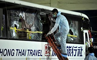 香港警方鑑證人員昨日獲菲律賓當局批准，登上發生挾持慘案的旅遊巴搜證。圖為警方人員用梯子攀上接近車頭的損毀車窗，檢視車內情況。（NOEL CELIS/AFP/Getty Images）