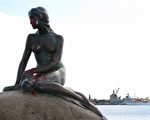 图为哥本哈根的美人鱼雕像，她是丹麦最大的旅游景点之一。(LARS RIEVERS/AFP/Getty Images)