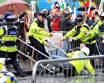 9月4日，英国前首相布莱尔在爱尔兰首都都柏林举行第一场公开签名会时遭抗议者闹场。（AFP）