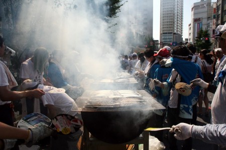 東京目黑秋刀魚節吸引3萬人 大紀元