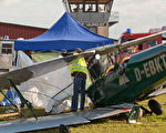 德國南部紐倫堡附近發生一起飛行表演事故，一架小飛機起飛時突然失控，衝向人群，造成1人死亡、38人受傷。飛行員安然無恙。（GUENTER MEIER/AFP/Getty Images）