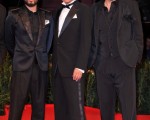导演三池崇史(中)带着片中的二位演员出席电影《十三刺客》在威尼斯的首映礼。(图/Getty Images)