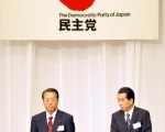 日本执政民主党9月14日举行党代表选举，首相菅直人(右)以721票赢得压倒性胜利。另一名候选人、前党干事长小泽一郎(左)只得到491票。(法新社)