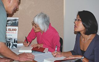 图：历史学家艾丽卡‧李（Erica Lee，右）和谭碧芳（Judy Yung，中）在圣地亚哥中华历史博物馆做专题演讲并签名售书。（摄影：李健 / 大纪元）
