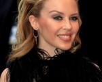 歌坛天后凯莉·米洛（Kylie Minogue）身穿黑色礼服出席电影《The Kid》首映式。(图/Getty Images)