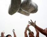 圖為6月10日在韓國坡州，韓國民眾向北朝鮮釋放攜帶宣傳傳單的氦氣氣球。 (Photo by Chung Sung-Jun/Getty Images）