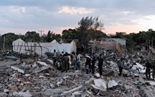 2010年9月17日，斯里兰卡东部拜蒂克洛港附近一警察局弹药库意外发生爆炸（法新社)