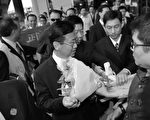 “盖世太保”头子杨松今天中午搭机抵达台湾桃园国际机场，一下飞机法轮功学员即将控告杨松违犯“残害人群罪”的诉状，快递到他手中。杨松面对这个诉状礼物，面色愕然。（摄影：宋碧龙 / 大纪元）