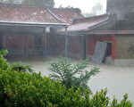 桥头乡东林村民宅淹水超过50公分，比去年莫拉克水灾高出10公分以上（摄影：林誉谦 / 大纪元）