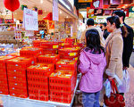 墨爾本博士山購物中心內的華人商店在促銷月餅。（攝影：陳明 /大紀元）