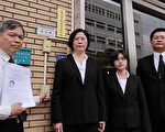 台灣法輪大法學會於2010年9月20日下午兩點，向台灣高等法院檢察署按鈴申告，提告湖北省委副書記、武漢市委書記楊松違犯「殘害人群罪」及「民權公約」規定。（攝影：林伯東 / 大紀元）