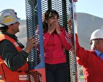 营救智利受困矿工的工作又传出令人惊喜的进展，载运矿工回到地面的救生舱“凤凰号”9月25日亮相。(AFP)