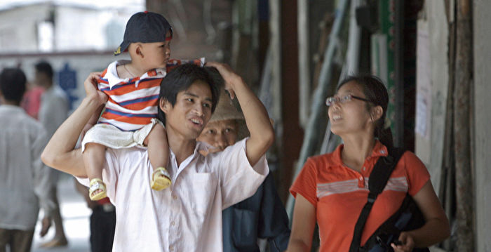 中国一孩生育率跌至0.5 各地却重奖生三孩