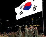 1950年9月28日，联合国军仁川登陆战打响后重新夺回首尔。图为庆祝当晚，再现当年光复情景。（摄影：全宇/大纪元）