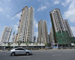 知名經濟學家謝國忠近期表示，中國的房市已經觸頂，它將如同洩氣的泡沫緩慢下跌。圖中高聳的大樓是上月所攝安徽合肥的新建案。（AFP）