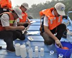 嘉義市環保局檢測人員在蘭潭採樣水質。(攝影:蘇泰安／大紀元)