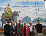 中國道家始創人老子的壁畫10月2日在溫哥華華埠揭幕，左二為壁畫作者司徒勤參、右一為壁畫家Alex Li。（攝影：高明/大紀元）