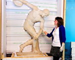 备受瞩目的“掷铁饼者”，是希腊名雕塑家米隆之名作，代表古希腊艺术的最高成就。（摄影：宋碧龙 / 大纪元）