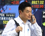在國外旅行時,使用行動電話、智慧型電話的機會更多,選對方法可大幅降低費用。(YOSHIKAZU TSUNO/AFP/Getty Images)