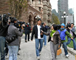 图：2010年10月4日，陈旺走出法院后，被大批媒体围住。（摄影：周月谛/大纪元）