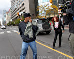 图：2010年10月6日，陈旺案小偷伯内特（Anthony Bennett）走出多伦多旧市政厅法院。（摄影：周月谛/大纪元）