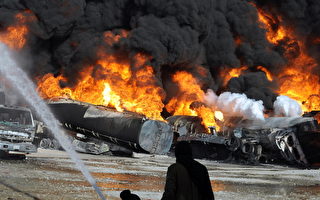 北约油罐车队遇袭 近六十辆被烧毁
