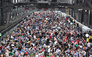 組圖：七千多幸運兒齊聚悉尼大橋上吃早餐