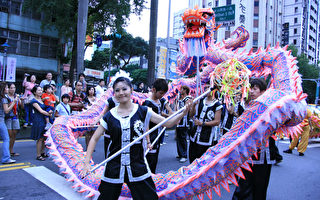 台南大学舞龙队应邀参与国庆游行，以壮盛的舞龙阵容及战鼓阵为国家的生日献上最大的祝福。（台南大学提供）