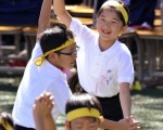 爱子公主在学校与同学玩游戏。(YOSHIKAZU TSUNO/AFP/Getty Images)
