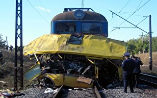 乌克兰巴士撞火车 42人死