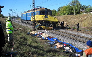 乌克兰火车撞巴士 40死