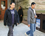 图：左起：李勤平和陈旺于2010年10月12日走出多伦多旧市政厅法院。（摄影：周月谛/大纪元）