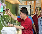 台北市長郝龍斌（左一）13日出席花博「未來館」曝光記者會，並示範以手電筒照射光磚，就可將光線利用光纖傳導給屋內植物，打造未來庭園。（攝影：林伯東 / 大紀元）