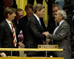 明年起德国当选为联合国非常任理事国，投票结果出炉后，他国代表与德国外长韦斯特维勒（左）握手祝贺。（AFP）