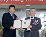國立台灣海洋大學名譽教授林光（左）捐贈航管二館沛華大樓，校長李國添代表接受，並回贈禮物及感謝狀。（攝影：周美晴 / 大紀元）