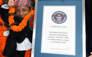 组图：67公分 尼泊尔袖珍男获封世界最矮人