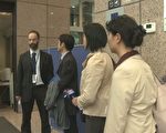 10月6日，歐中峰會期間，新唐人、大紀元、希望之聲記者在歐盟理事會入口處被攔下，理由是「安全原因」。（圖：新唐人）
