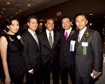 图：王永庆次子王文祥夫妇（右一、左一）、亚太裔法律中心主任郭志明（右二）和洛杉矶市市长维拉莱格沙（中）在该中心成立27周年庆祝晚会上。（APALC提供）