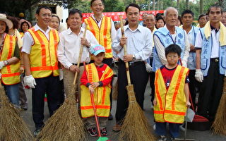 南亚塑胶工三厂员工,眷属及乐善村志工一起扫街
