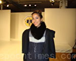 纽约时装技术学院（Fashion Institute Technology）学生Michelle Ferrell 观看于10月16日在纽约举行的新唐人电视台“全球汉服回归设计大奖赛”。 (摄影：戴宜葳/大纪元)