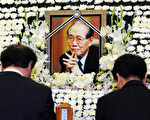 本月10日去世的北韩劳动党前书记黄长烨的遗体告别仪式，14日上午10点在韩国首尔市松坡区峨山医院举行。图为11日在医院里，韩国各界人士向黄长烨的遗体致敬、默哀。（AFP）