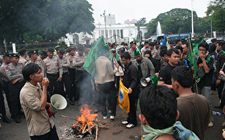 向印尼总统呛声示威民众：28日再来