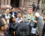 图：10月25日，陈旺与律师林彼得（Peter Lindsay）步出安省法庭后，被媒体围住（摄影：周行/大纪元）