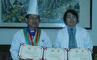 冯良荣（左）参加“第六届国际美食养生大赛”获3项金牌，并获得名师荣衔。（台南应大提供）